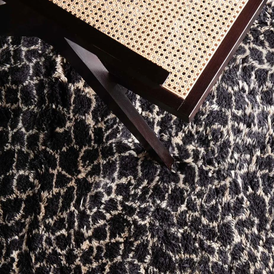 Tapis Mrirt Bouarfa beige et noir, vue 6 sur 7