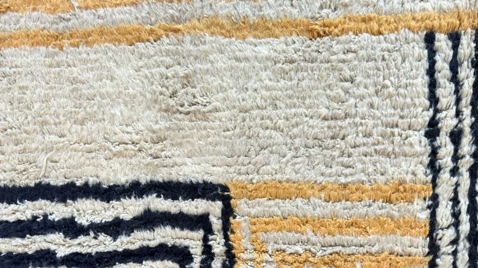 Tapis Mrirt Demnate moutarde et noir, vue 3 sur 3