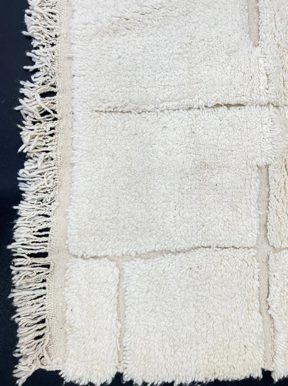 Tapis Mrirt Tamayt beige uni, vue 4 sur 4