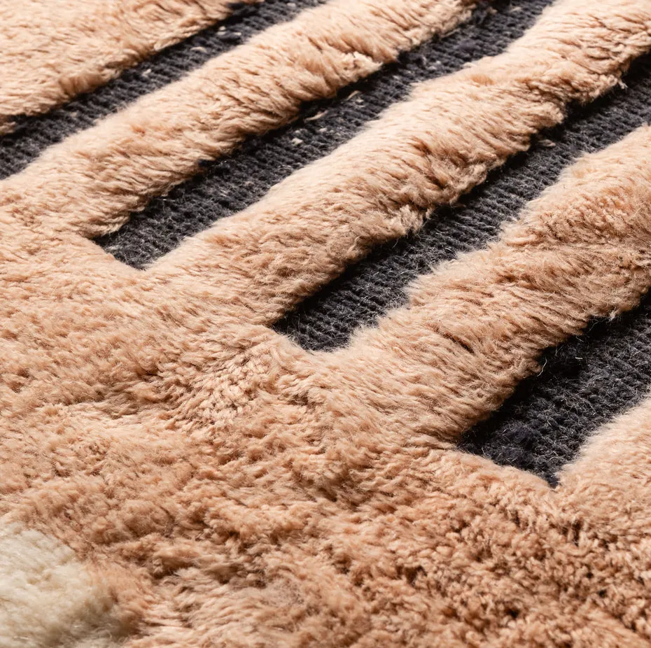 Tapis Mrirt Tazzarine beige et noir, vue 3 sur 6