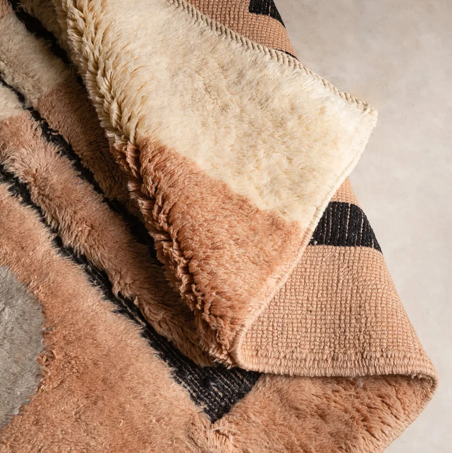 Tapis Mrirt Tazzarine beige et noir, vue 4 sur 6