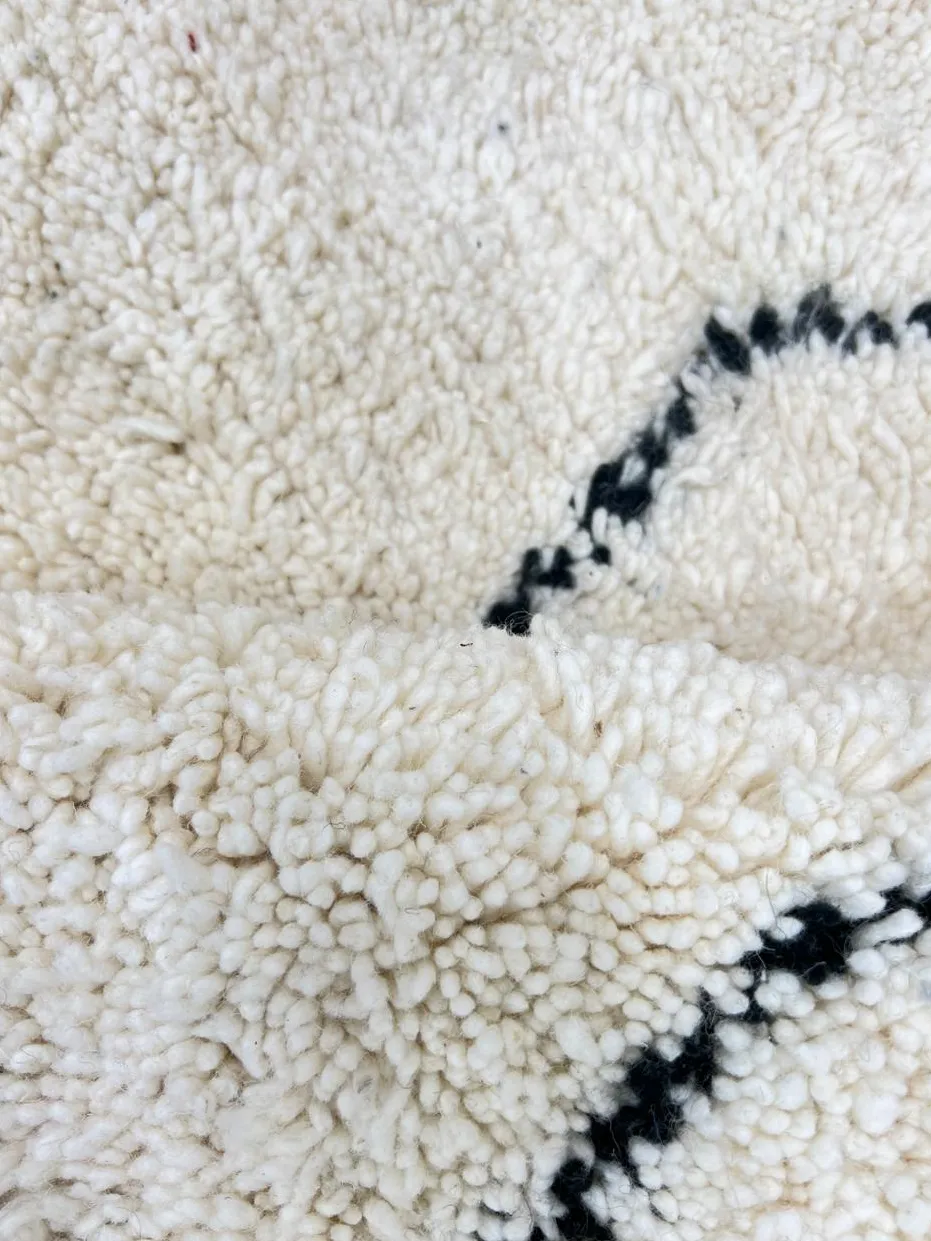 Tapis rond Beni Ouarain Igherm blanc, vue 3 sur 4
