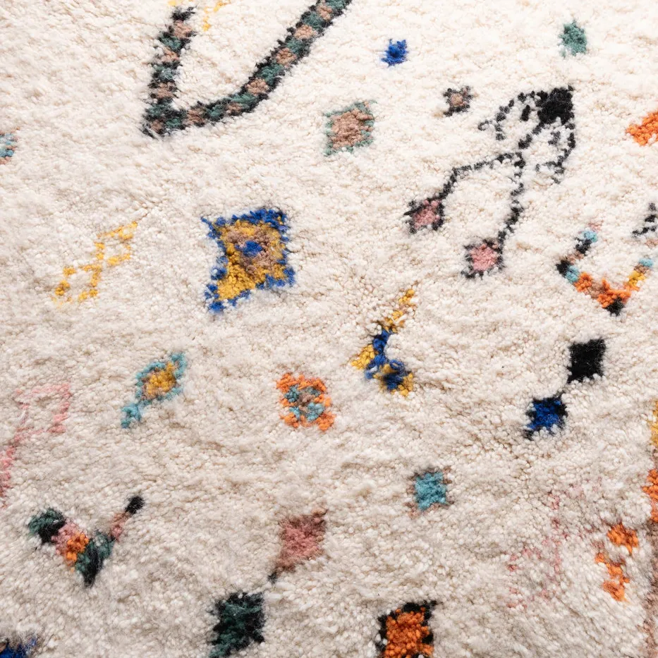 Tapis rond Beni Ouarain Imlil beige et blanc, vue 3 sur 7