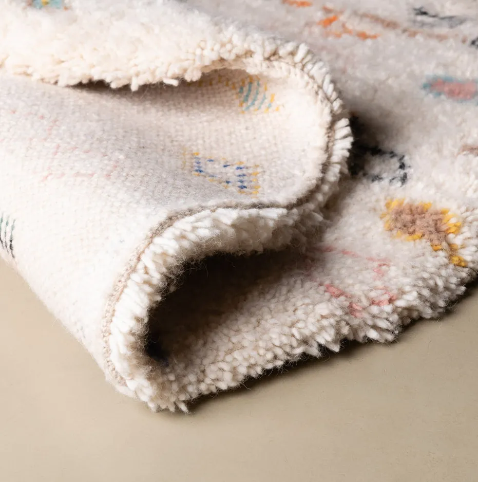 Tapis rond Beni Ouarain Imlil beige et blanc, vue 4 sur 7