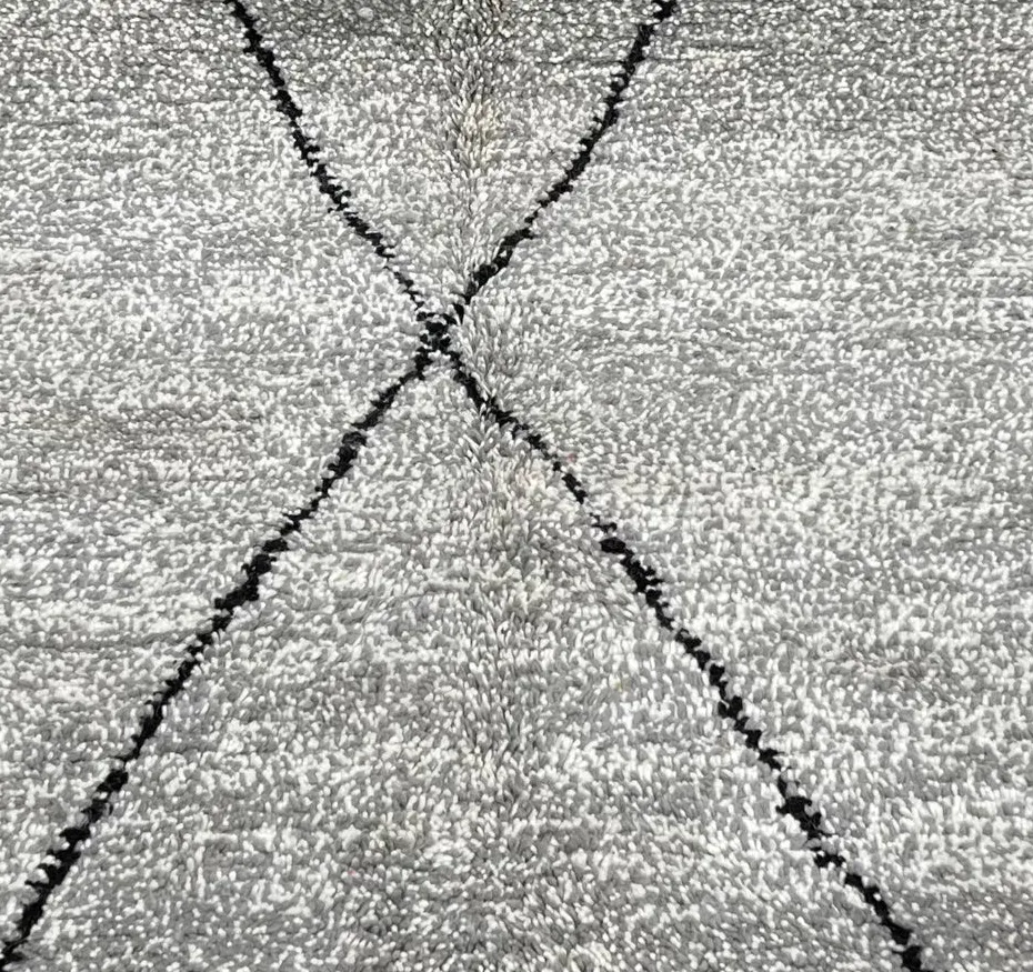 Tapis rond Beni Ouarain Melloul gris à lignes, vue 3 sur 4