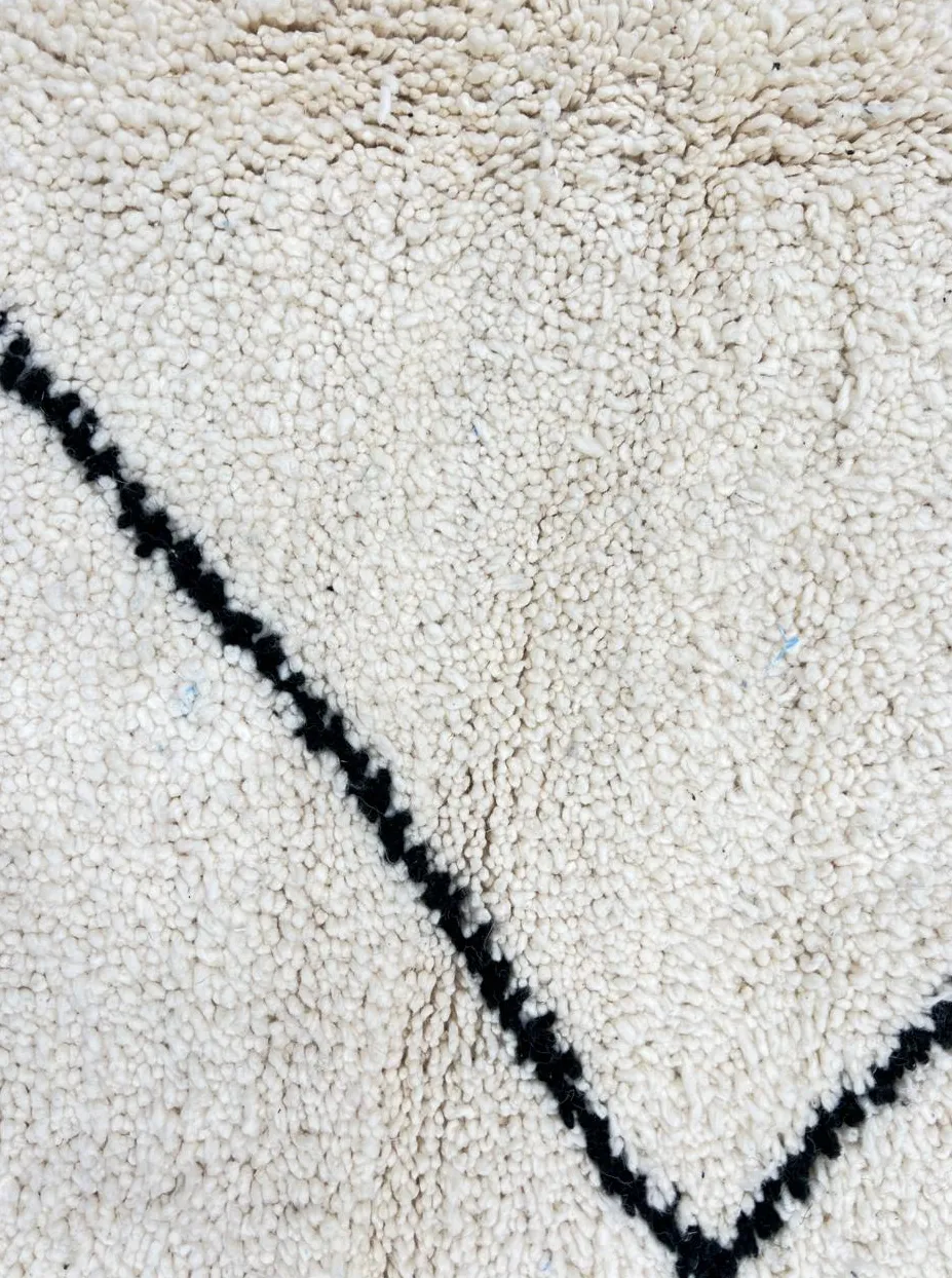 Tapis rond Beni Ouarain Tamda blanc et noir à losanges, vue 3 sur 4