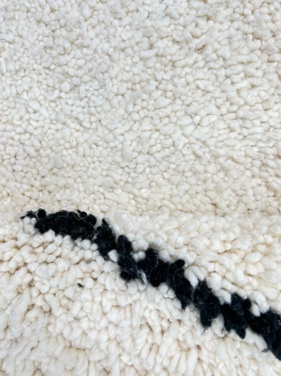 Tapis rond Beni Ouarain Tamda blanc et noir à losanges, vue 4 sur 4