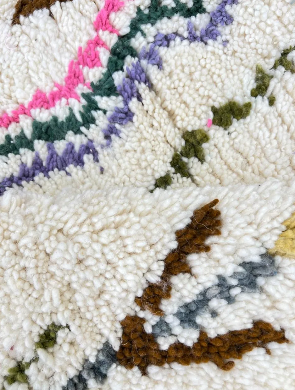Tapis rond berbère Afennourir blanc et multicolore aux motifs berbères, vue 3 sur 4