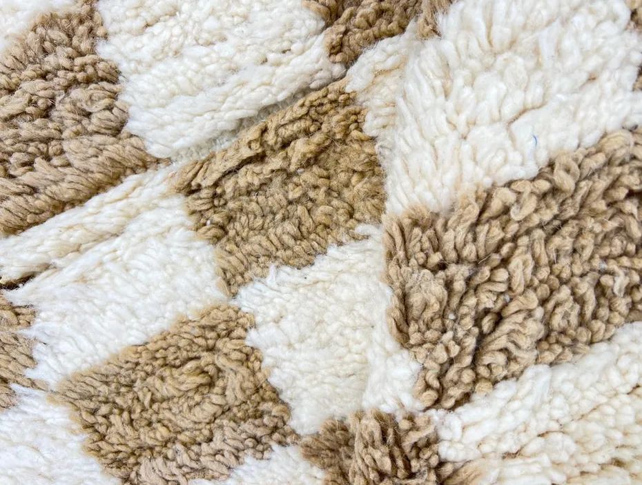 Tapis rond berbère Agdz beige et blanc à damier, vue 3 sur 4