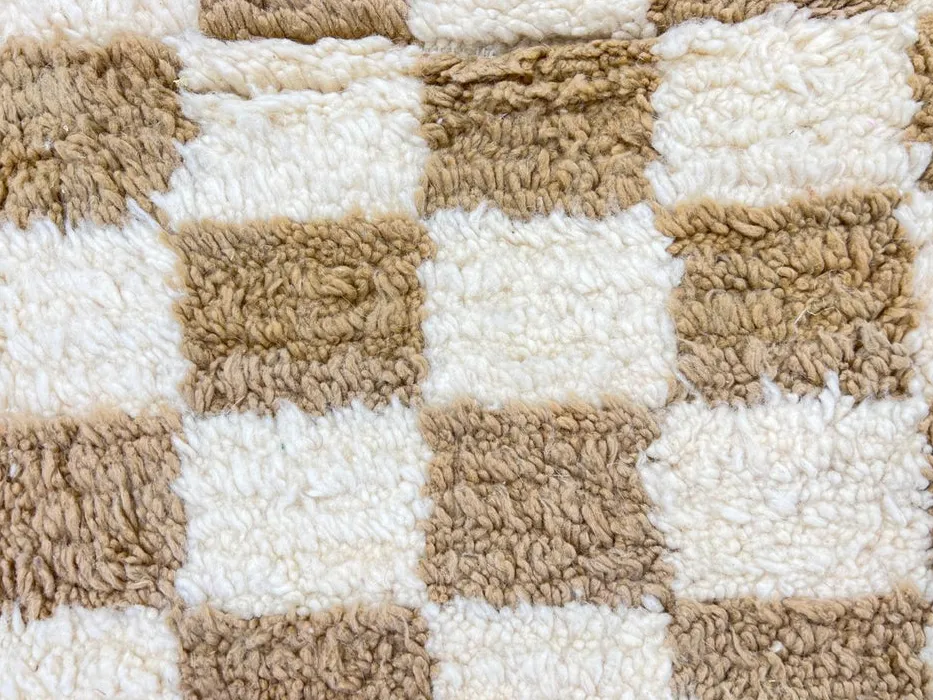 Tapis rond berbère Agdz beige et blanc à damier, vue 4 sur 4