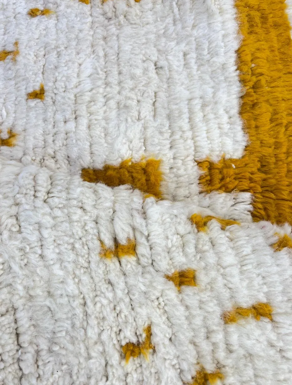 Tapis rond berbère Agdz blanc et moutarde, vue 3 sur 4