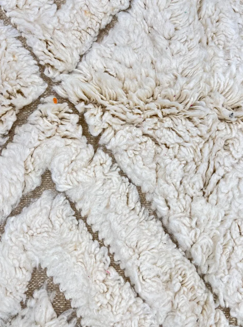 Tapis rond berbère Aguelmous blanc aux motifs géométriques, vue 3 sur 4