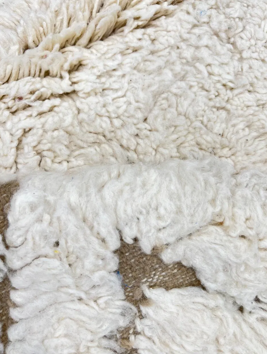 Tapis rond berbère Aguelmous blanc aux motifs géométriques, vue 4 sur 4
