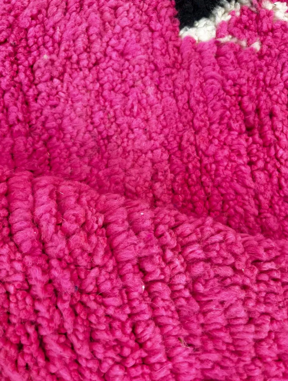 Tapis rond berbère Aït-Bouguemez rose au dessin abstrait, vue 3 sur 4