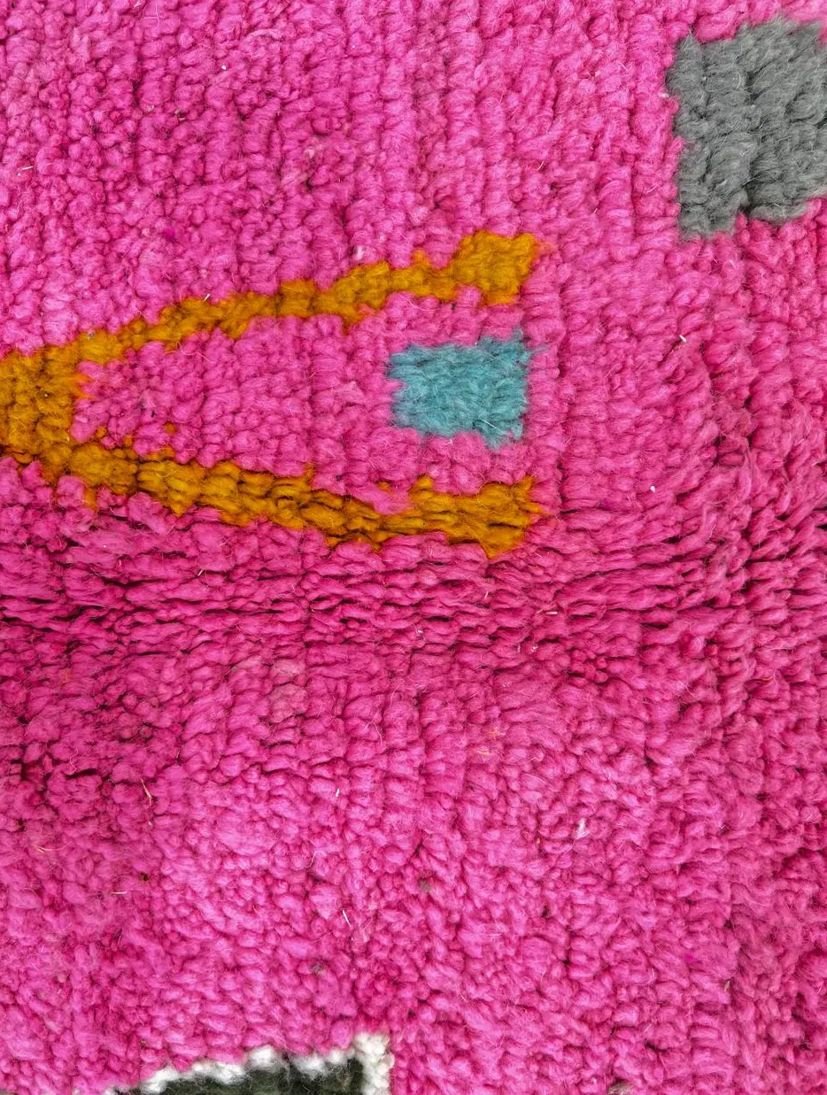 Tapis rond berbère Aït-Bouguemez rose au dessin abstrait, vue 4 sur 4