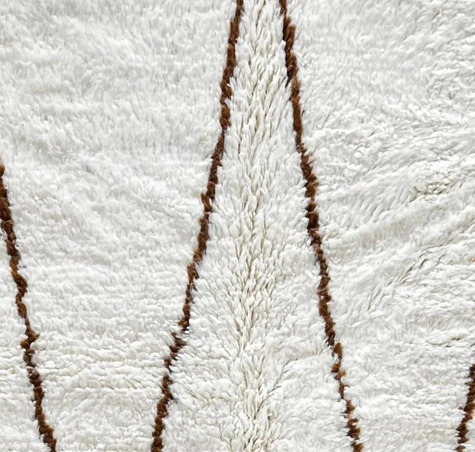 Tapis rond berbère Aksoual blanc et marron, vue 3 sur 4