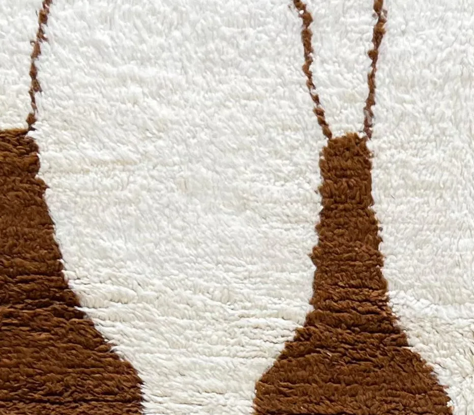 Tapis rond berbère Aksoual blanc et marron, vue 4 sur 4