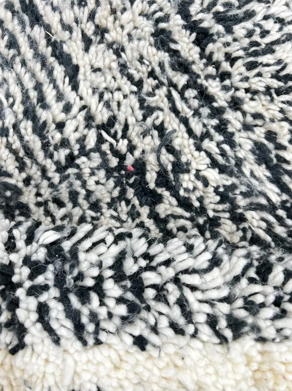 Tapis rond berbère Aman noir et blanc aux motifs géométriques, vue 3 sur 4