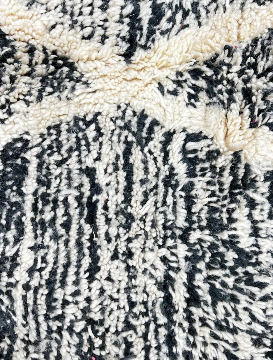 Tapis rond berbère Aman noir et blanc aux motifs géométriques, vue 4 sur 4