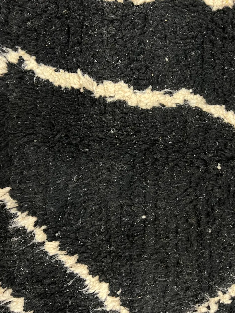 Tapis rond berbère Amizmiz noir à lignes, vue 3 sur 4