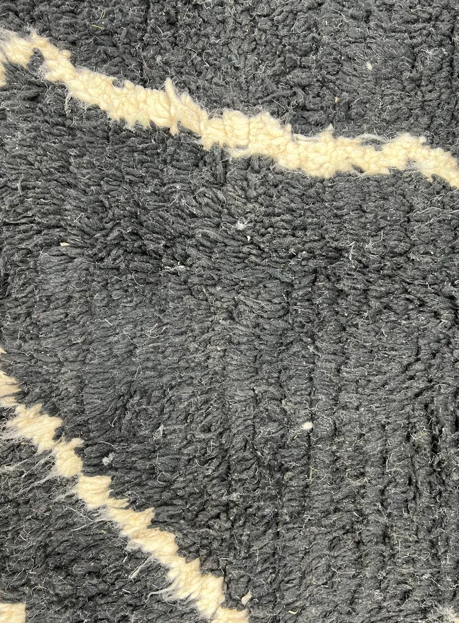 Tapis rond berbère Amizmiz noir à lignes, vue 4 sur 4