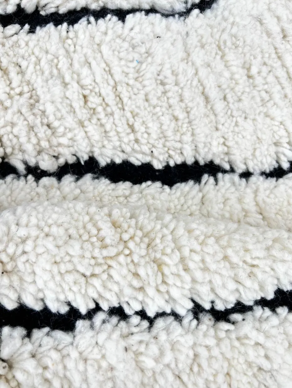 Tapis rond berbère Amoud blanc et noir à losanges, vue 3 sur 4