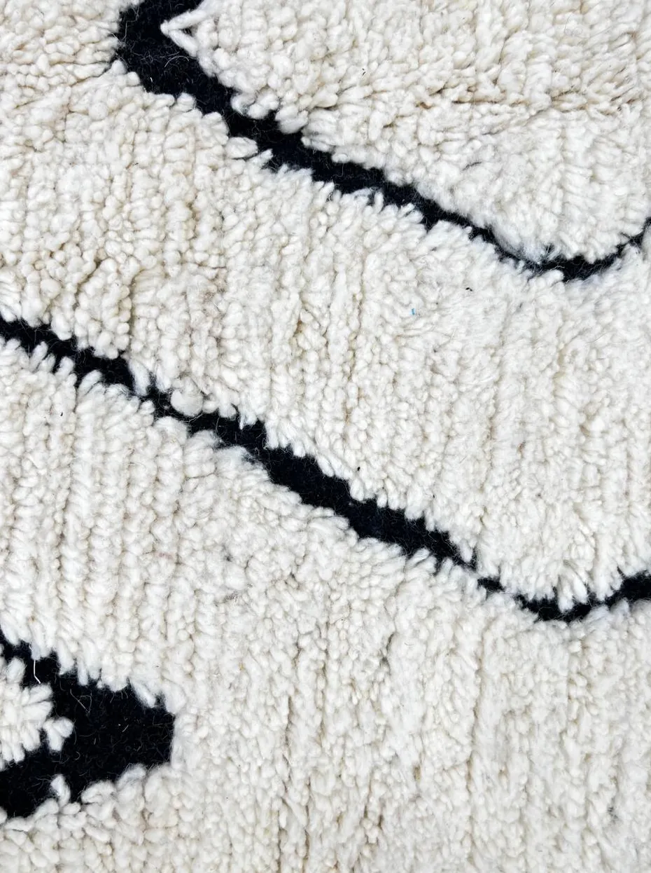 Tapis rond berbère Amoud blanc et noir à losanges, vue 4 sur 4