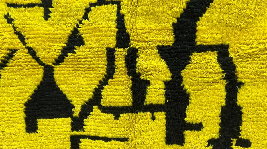 Tapis rond berbère Anezi jaune au dessin abstrait, vue 3 sur 4