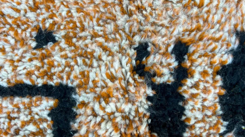 Tapis rond berbère Anezi jaune au dessin abstrait, vue 4 sur 4