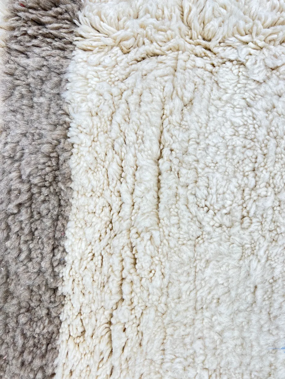 Tapis rond berbère Anghomar beige aux motifs géométriques, vue 3 sur 4