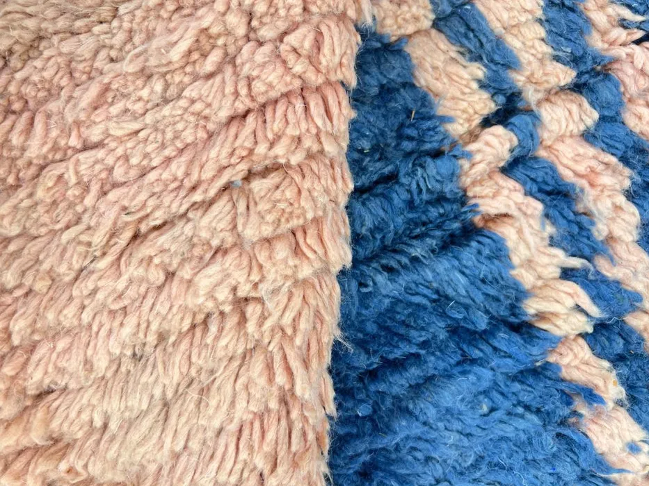 Tapis rond berbère Aoua au dessin abstrait, vue 3 sur 4