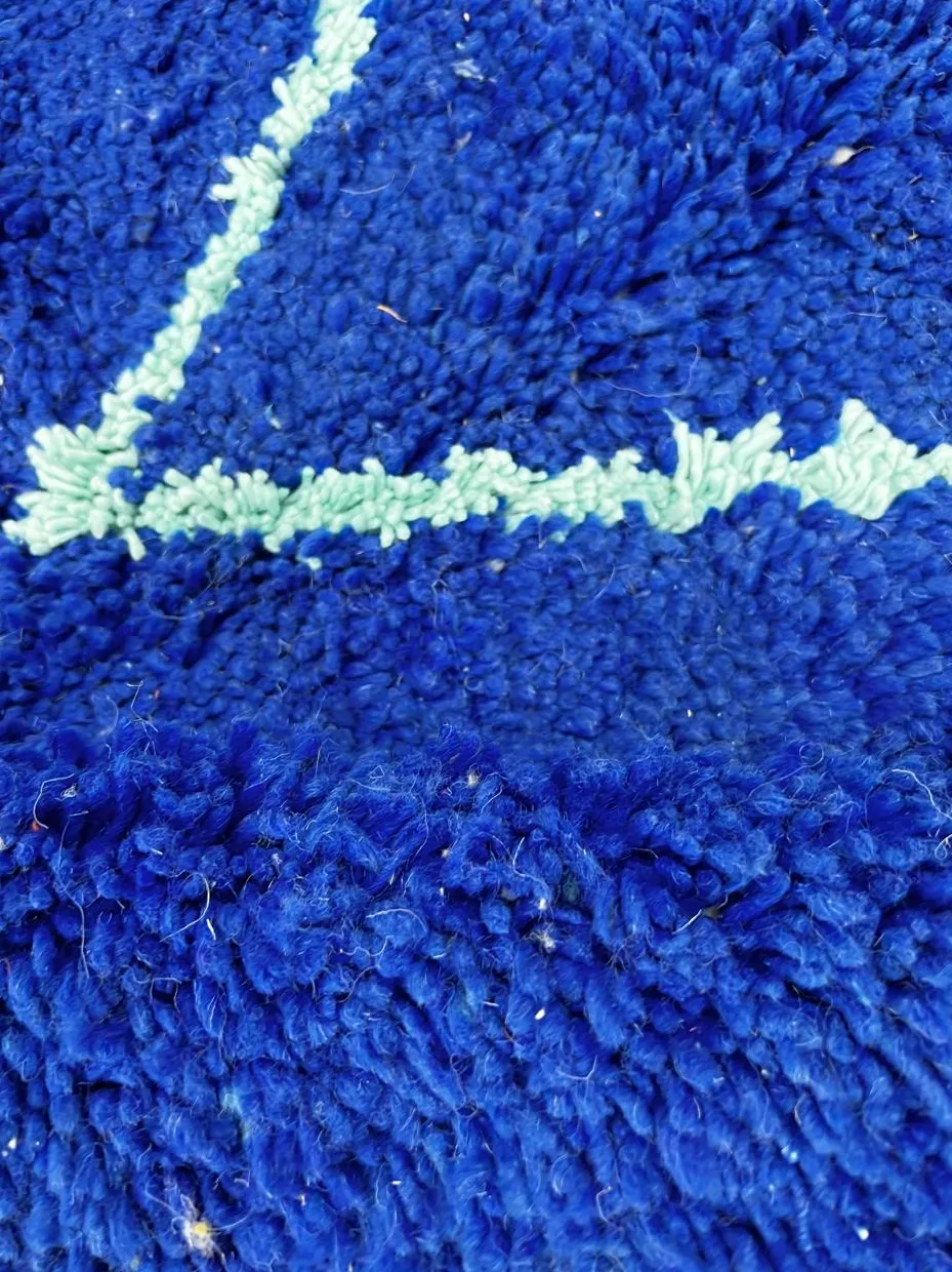 Tapis rond berbère Argana bleu aux motifs géométriques, vue 3 sur 4
