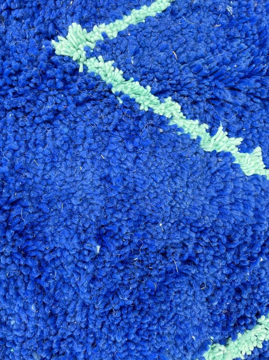 Tapis rond berbère Argana bleu aux motifs géométriques, vue 4 sur 4