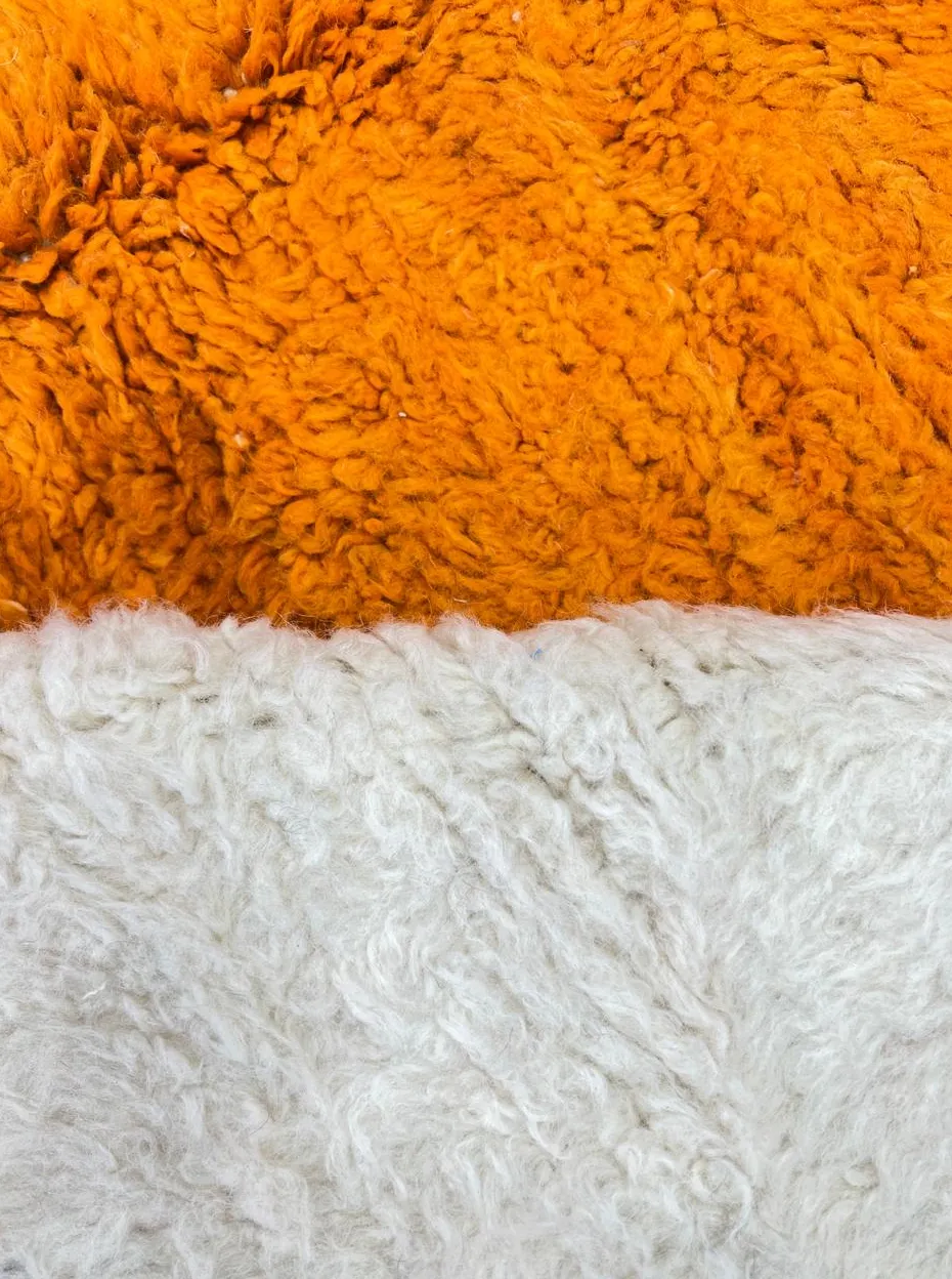 Tapis rond berbère Asni orange et rouge au dessin abstrait, vue 3 sur 4