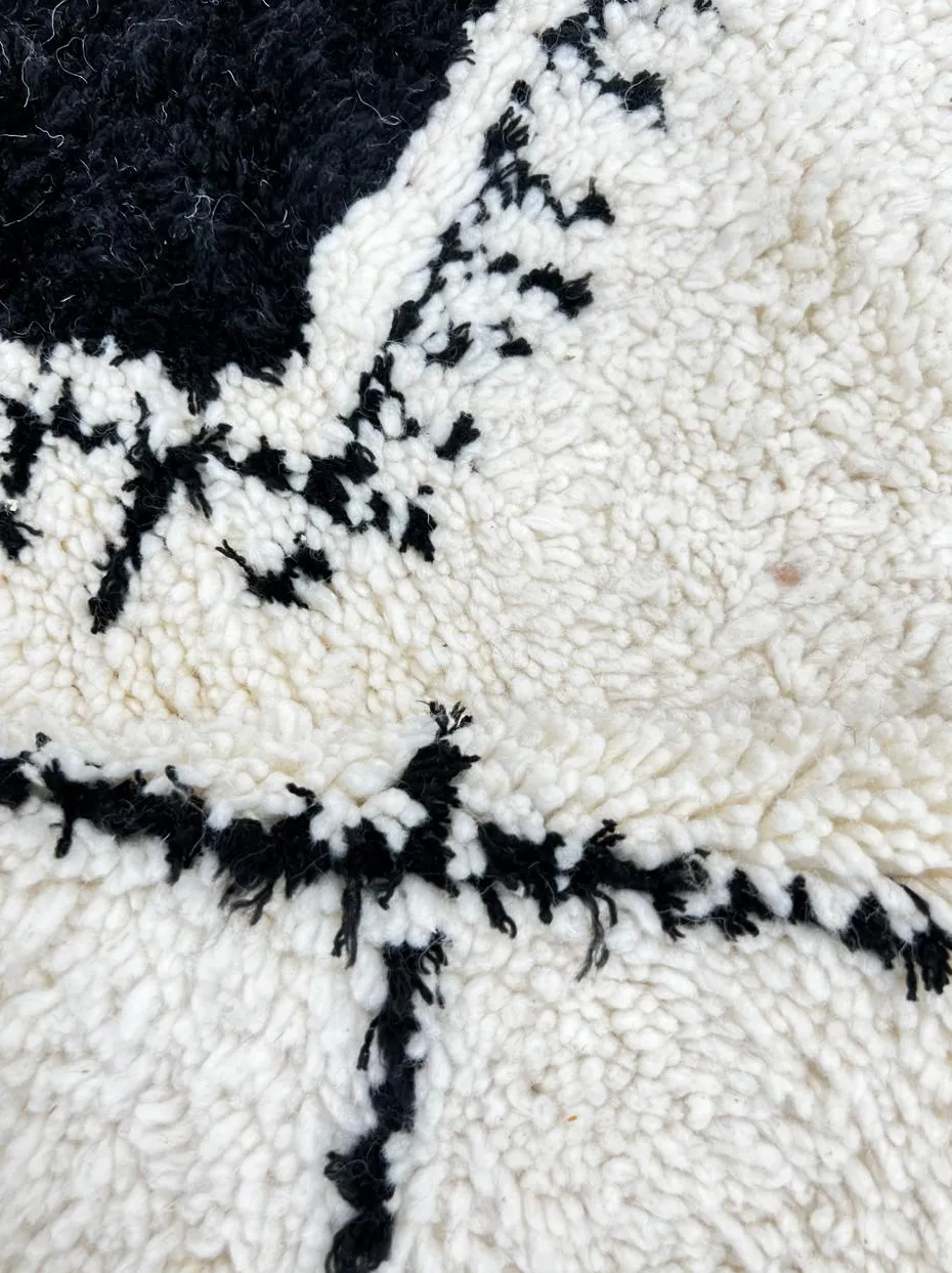 Tapis rond berbère Assif blanc et noir aux motifs berbères, vue 3 sur 4