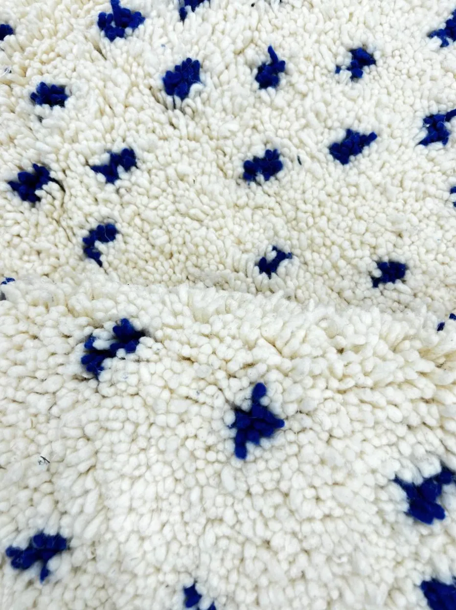 Tapis rond berbère Ayachi blanc et bleu, vue 3 sur 4