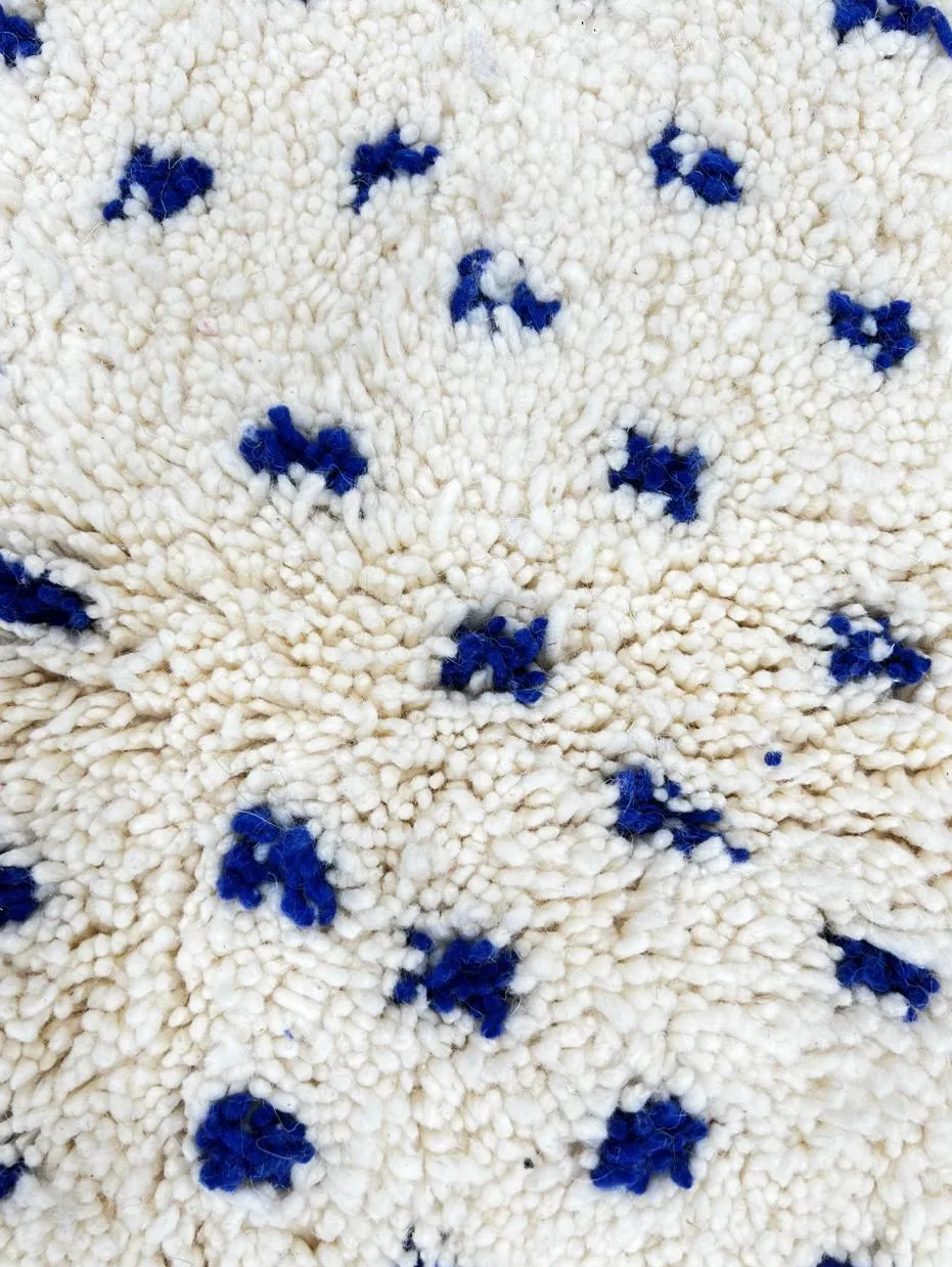 Tapis rond berbère Ayachi blanc et bleu, vue 4 sur 4