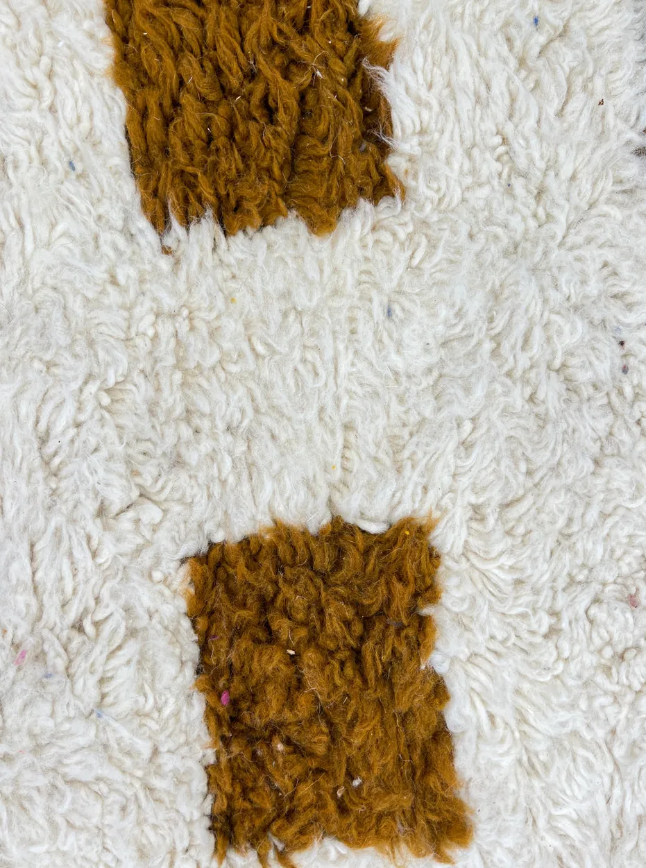Tapis rond berbère Azigza moutarde à damier, vue 3 sur 3