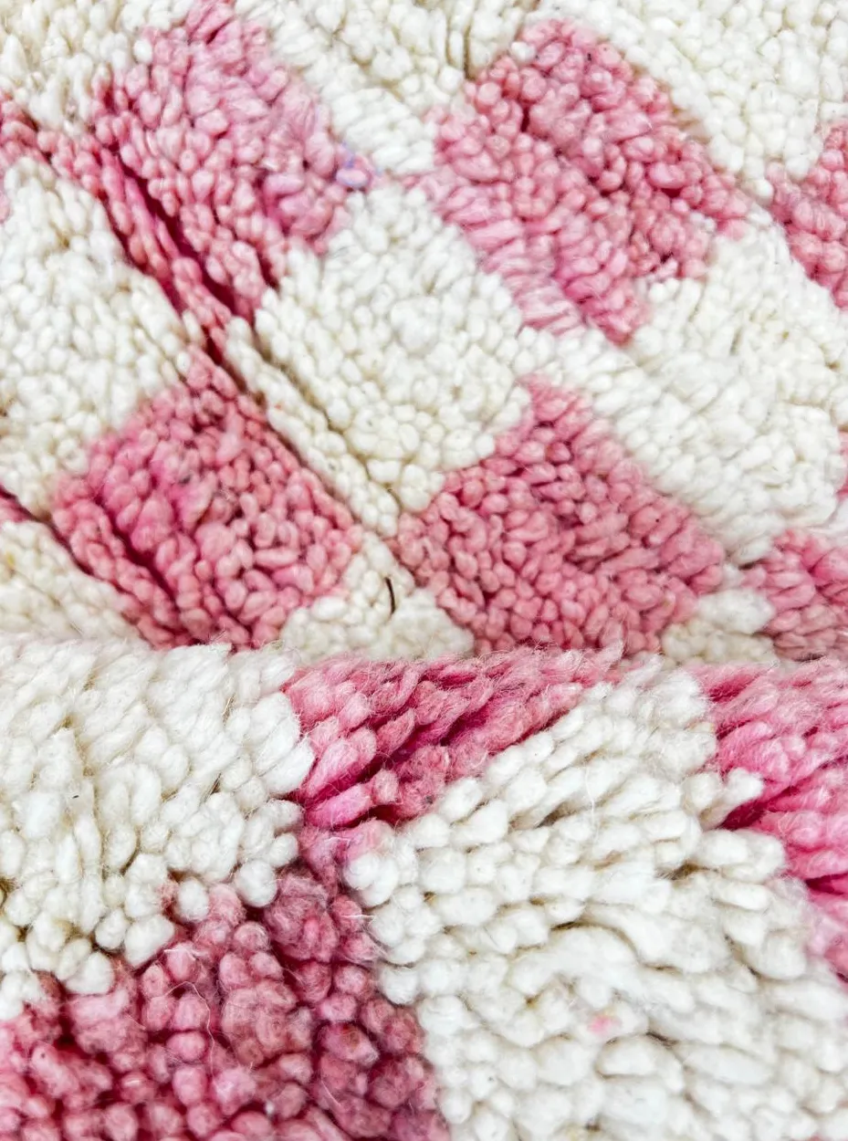 Tapis rond berbère Badis rose à damier, vue 3 sur 4