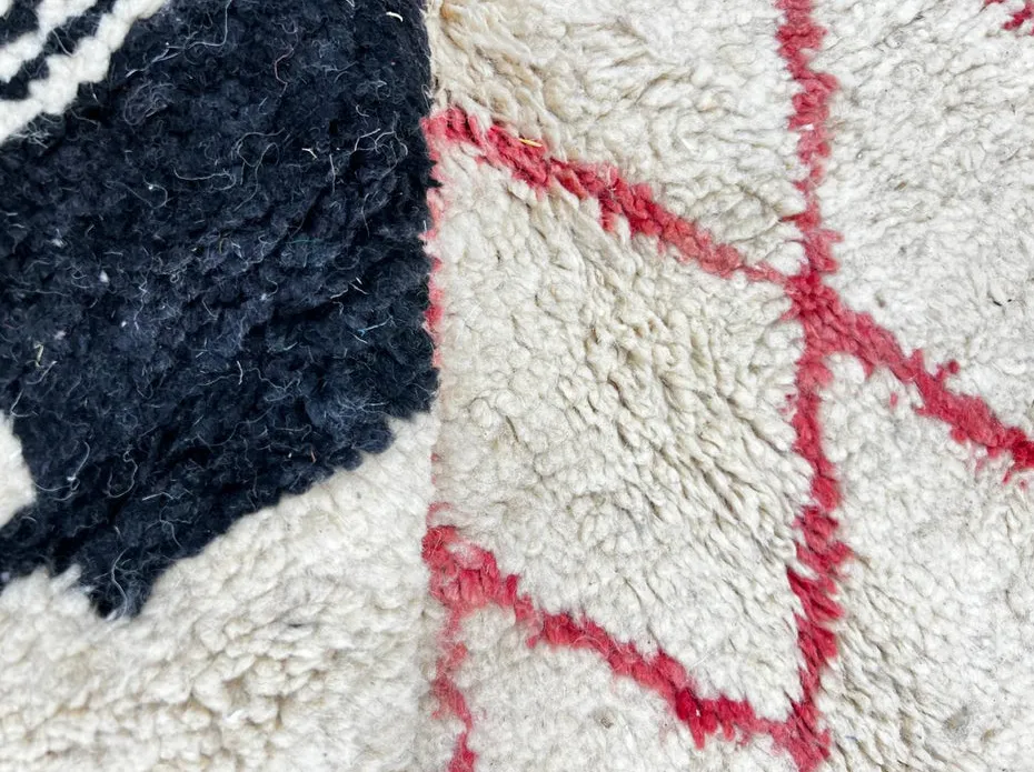 Tapis rond berbère Bouiblane rouge et noir aux motifs géométriques, vue 3 sur 4