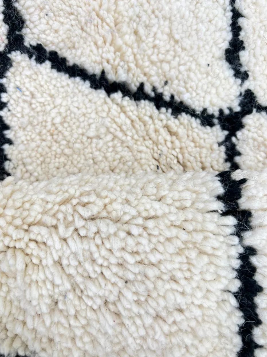 Tapis rond berbère Boulemane blanc et noir à losanges, vue 3 sur 4