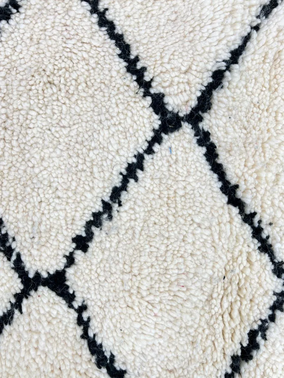 Tapis rond berbère Boulemane blanc et noir à losanges, vue 4 sur 4