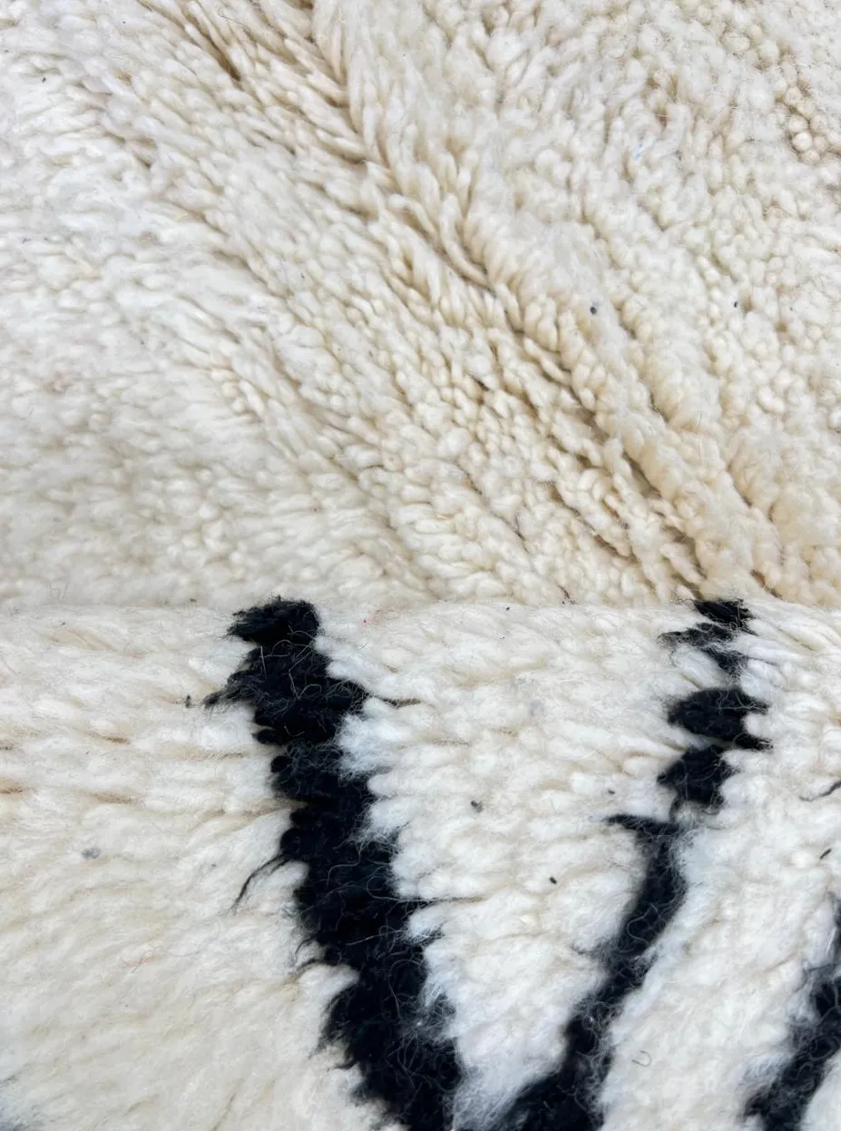 Tapis rond berbère Bzou blanc et noir à losanges, vue 3 sur 4