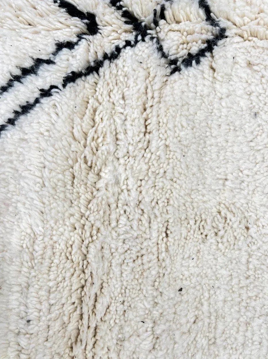 Tapis rond berbère Bzou blanc et noir à losanges, vue 4 sur 4