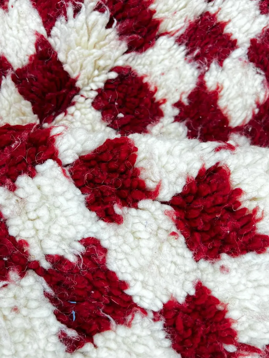 Tapis rond berbère Dadès rouge et blanc à damier, vue 3 sur 4