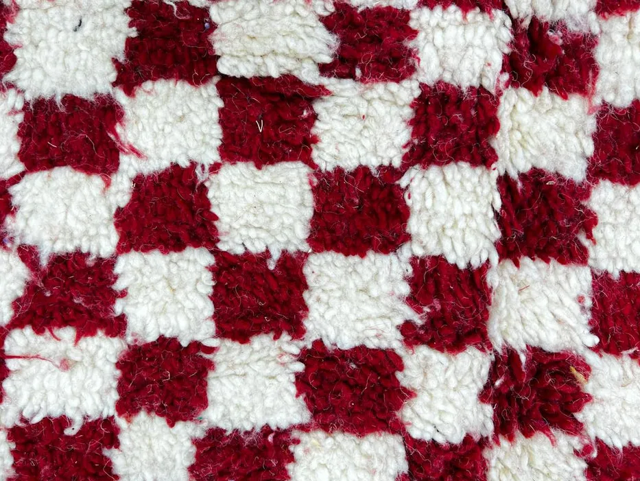 Tapis rond berbère Dadès rouge et blanc à damier, vue 4 sur 4
