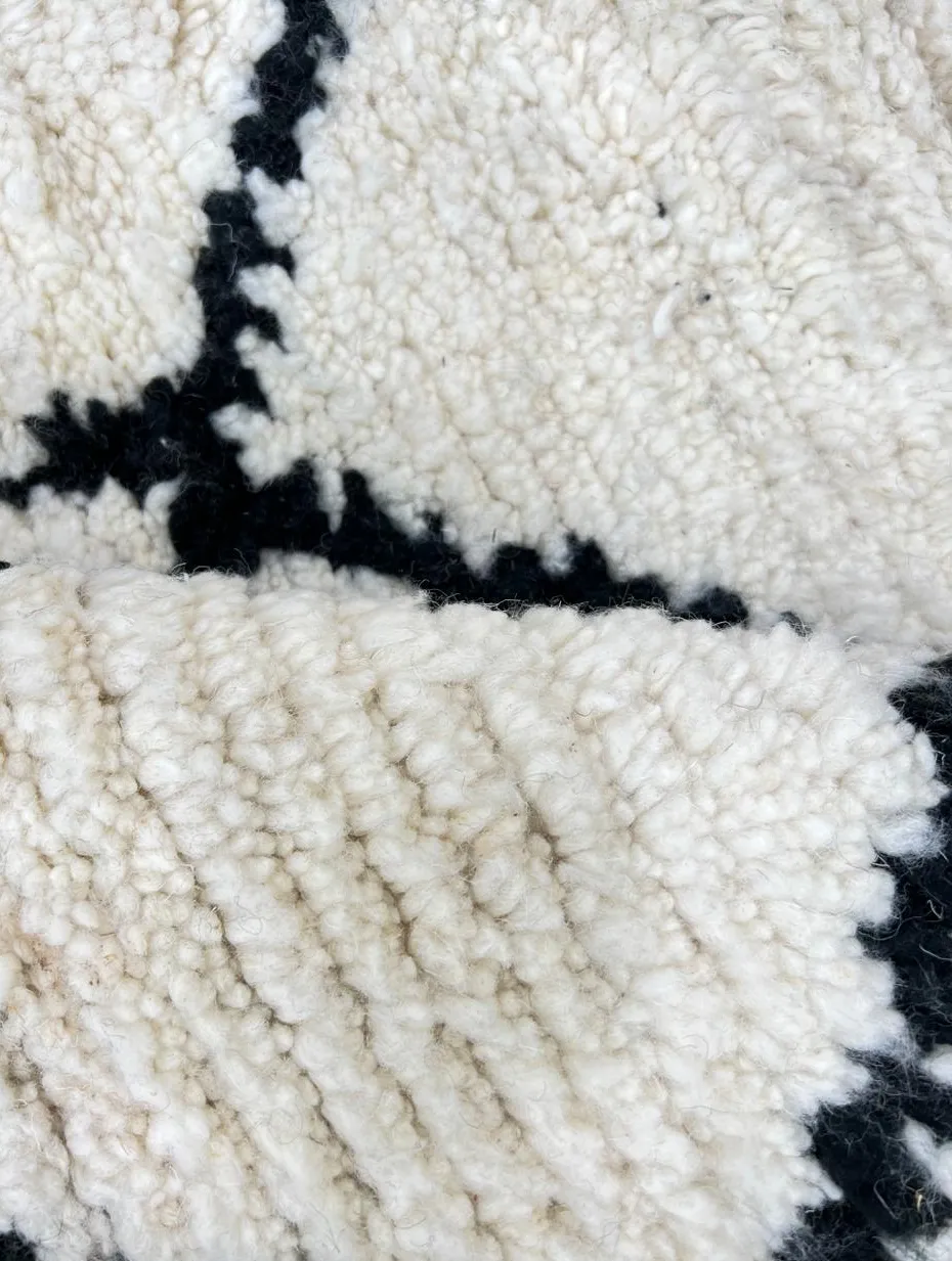 Tapis rond berbère Demnate blanc et noir à losanges, vue 3 sur 4