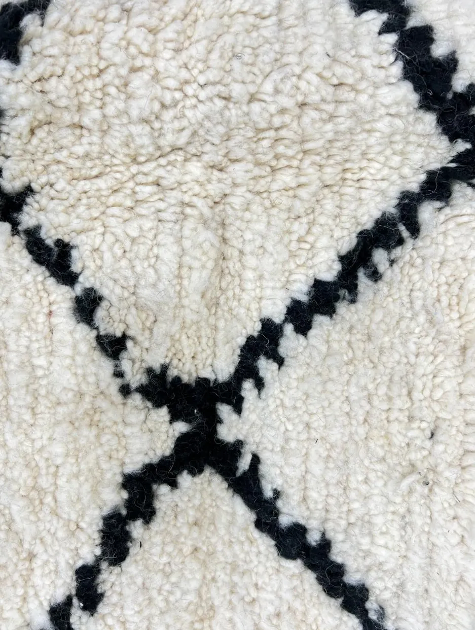 Tapis rond berbère Demnate blanc et noir à losanges, vue 4 sur 4