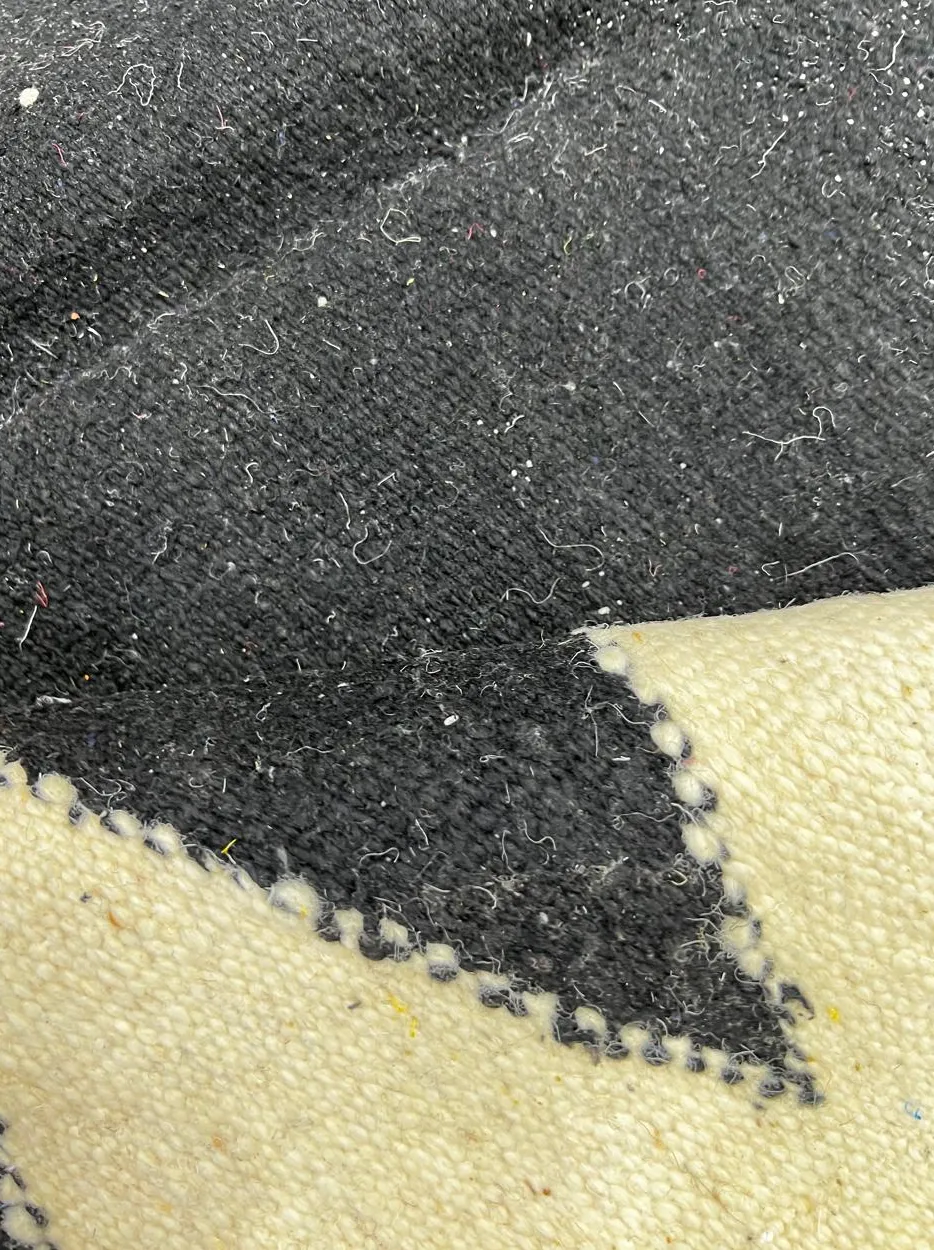 Tapis rond berbère Ghilas noir et blanc, vue 3 sur 4