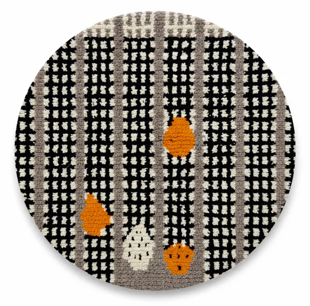 Tapis rond berbère Ghilas noir et orange à damier — tapis berbères contemporains